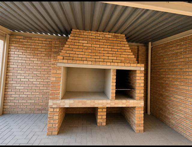 3 BEDROOM HOUSE FOR SALE IN KOSMOSDAL